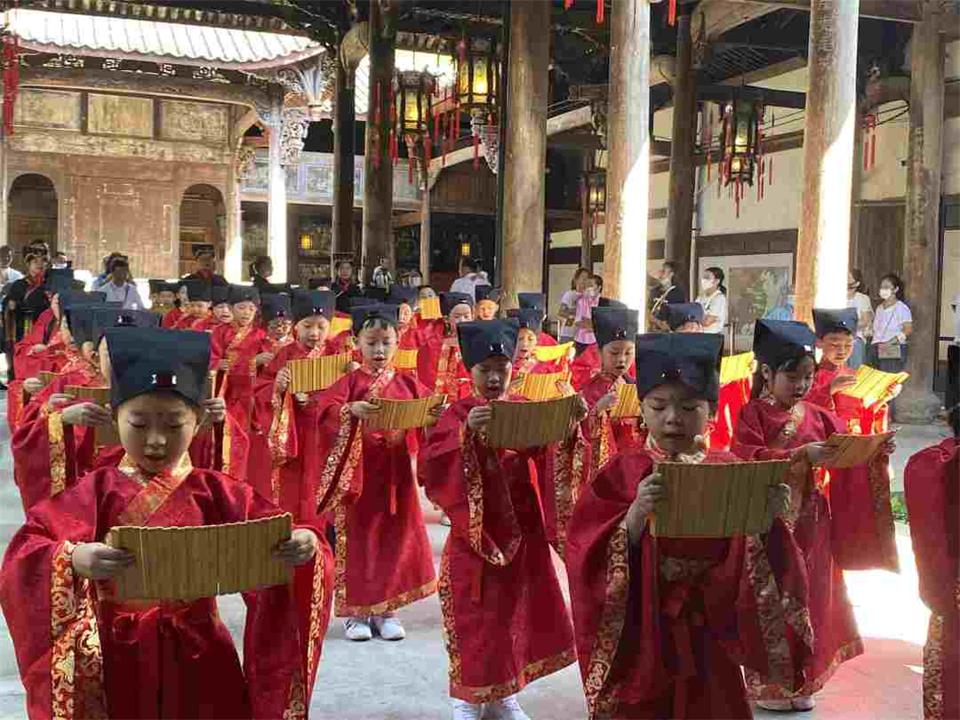 孔子后裔与社会各界人士举行纪念孔子诞辰2573年活动