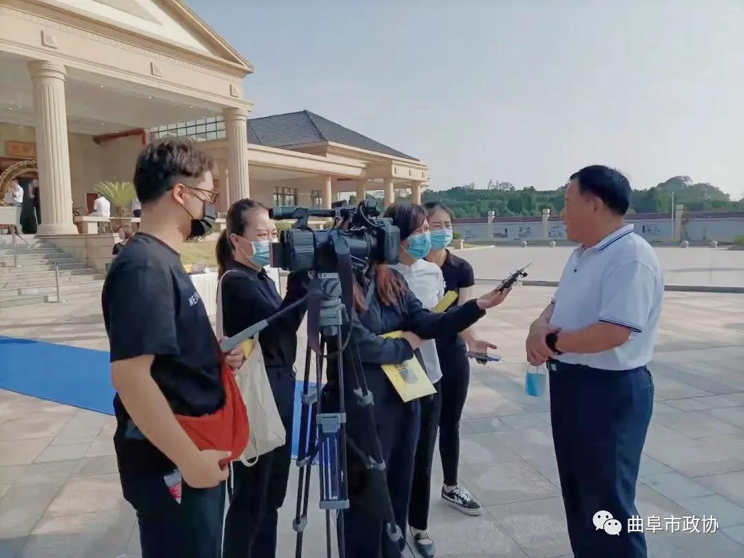 曲阜市政协主席孔令玉一行赴衢州吊唁孔祥楷同志