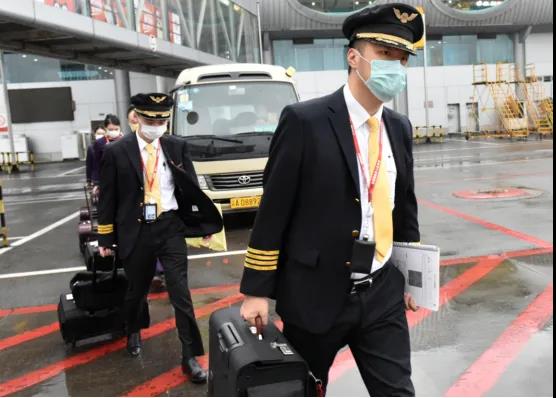 使命在肩，勇往直前 | 孔祖龙请战执飞抗疫航班获殊荣