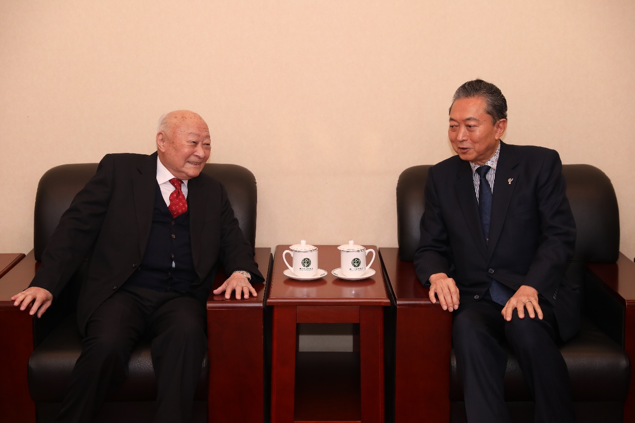 日本前首相鸠山由纪夫向孔德墉会长赠书