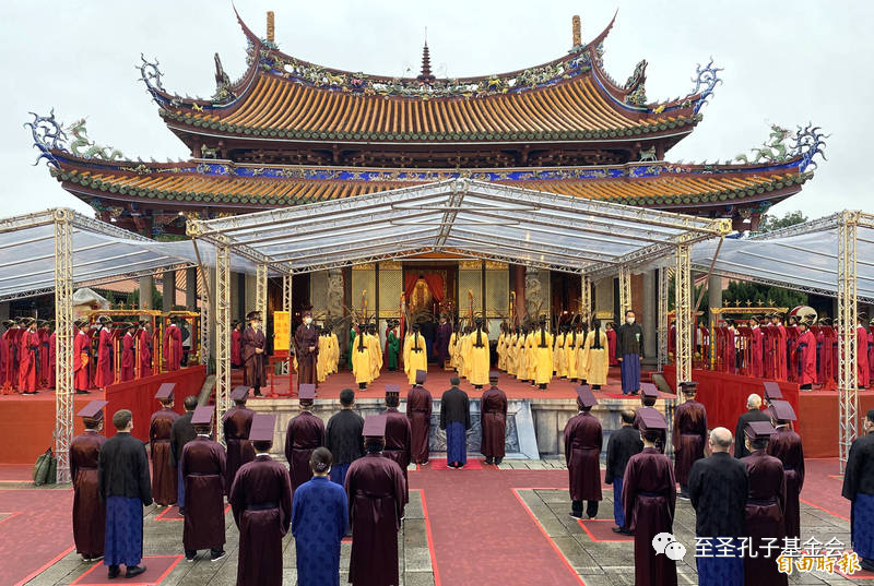 台北孔庙释奠至圣孔子，孔垂长担任奉祀官上香