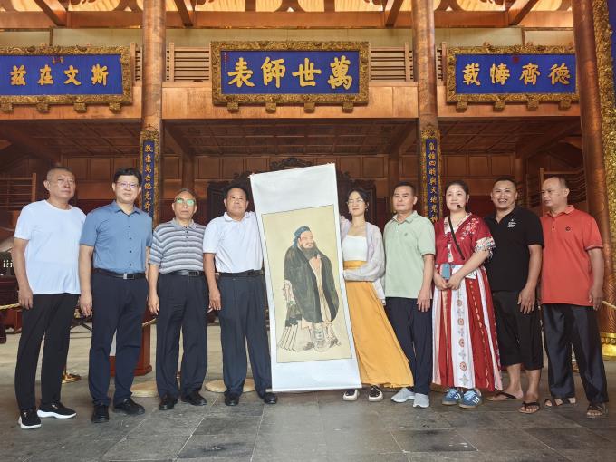 广西孔子后裔奖学活动在柳州举行 孔令玉会长出席颁奖典礼