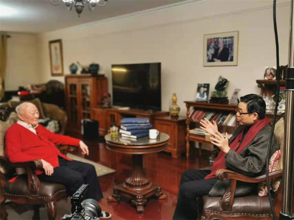 凤凰卫视播出专访孔德墉会长讲家谱