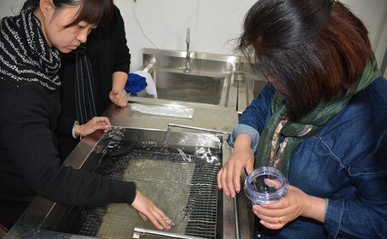 山东省古籍保护中心专家指导孔府文献修复工作