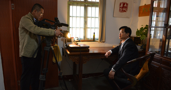 《圣城工匠》拍摄尼山石砚制作技艺 省工艺美术大师丁辉接受采访