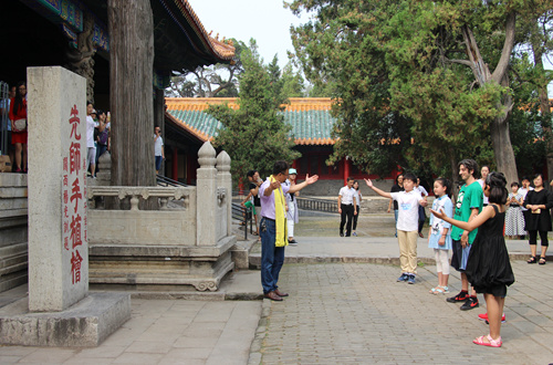 中秋击响儒意  咏诵快闪孔庙————咏诵“快闪活动”在曲阜孔庙精彩上演